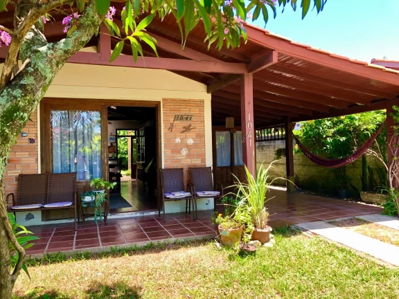 Imagem Oportunidade única: Casa dos sonhos em Garopaba com edícula e jardim exuberante!