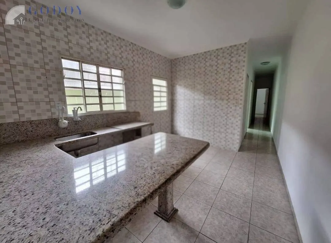 Imagem Casa Aconchegante com 3 Dormitórios e Garagem Coberta!