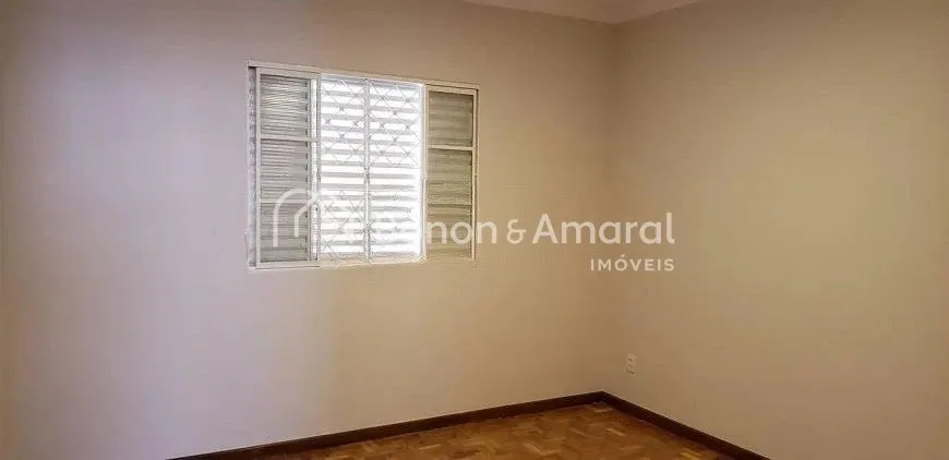 Imagem Casa com 4 Quartos e 2 banheiros à Venda, 242 m² por R$ 725.000