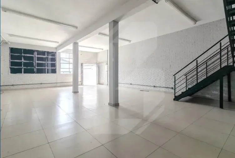 Imagem MÁFFER IMÓVEIS ALUGA - AMPLO PRÉDIO COMERCIAL COM 2 PAVIMENTOS Bairro Floresta - Porto Alegre Excelente prédio comercial, próximo ao shopping Total