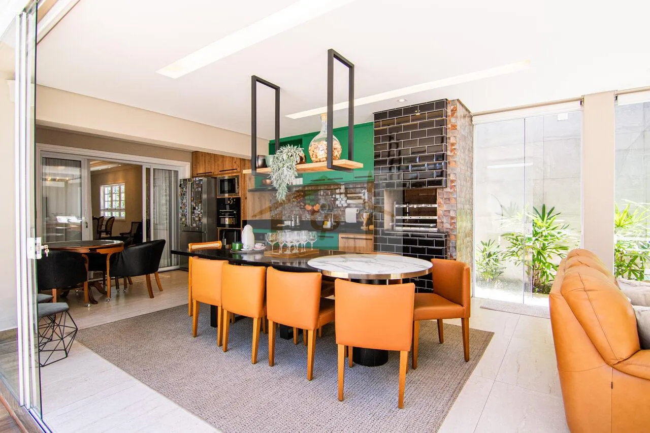 Imagem Casa de estilo Neo-Clássico recém-reformada e ampliada, 4 quartos sendo 2 suítes, 4 vagas