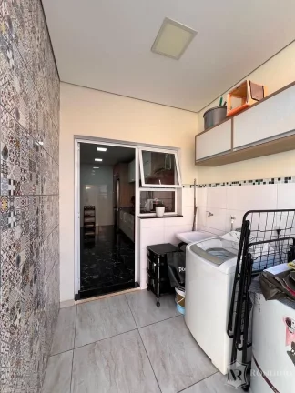 Imagem Oportunidade - Casa Sobrado em condomínio, com 03 dormitórios e piscina.
