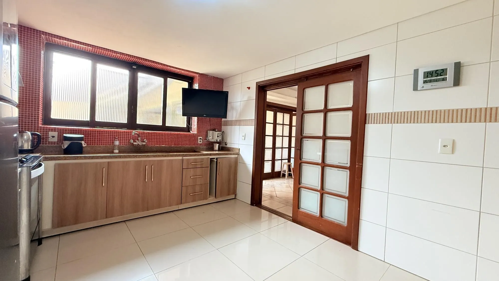 Imagem Casa para Venda - 260m², 4 dormitórios, sendo 1 suites, 4 vagas - Nonoai