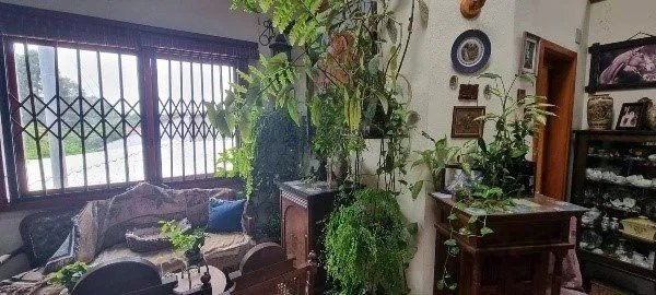 Imagem Vende-se ampla casa 6 quartos, 2 suítes, 5 vagas de garagem, churrasqueira e duas entradas individuais - 360m² - Chácara das Pedras