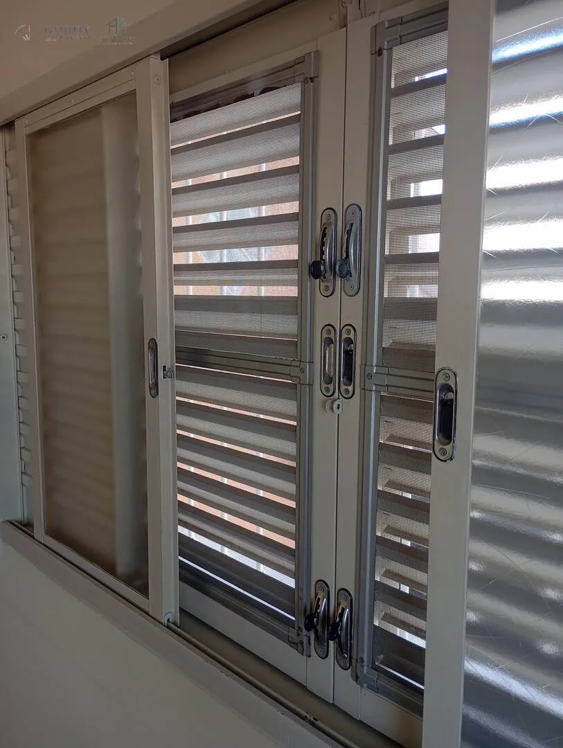 Imagem Imperdível! Sobrado com Suíte no Térreo + 2 Quartos e Garagem p/ 2 Carros.