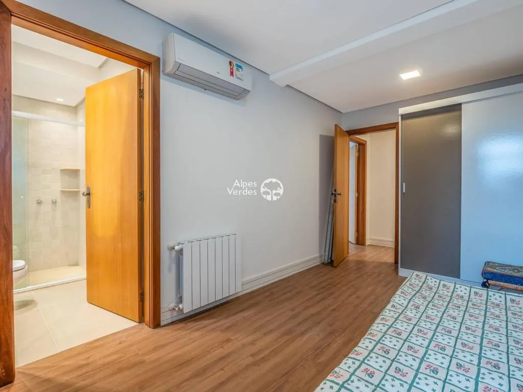 Imagem VENDE-SE APARTAMENTO COM 4 SUITES PROXIMO A RUA COBERTA DE GRAMADO