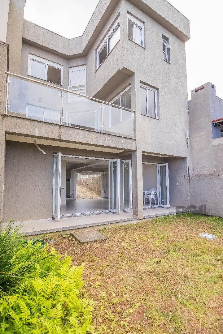 Imagem Sobrado, 185 metros quadrados privativo, com 3 quartos, 1 suíte, Living e cozinha integrados, lareira, churrasqueira, lavabo e 2 vagas de garagem. e 2 vagas de garagem