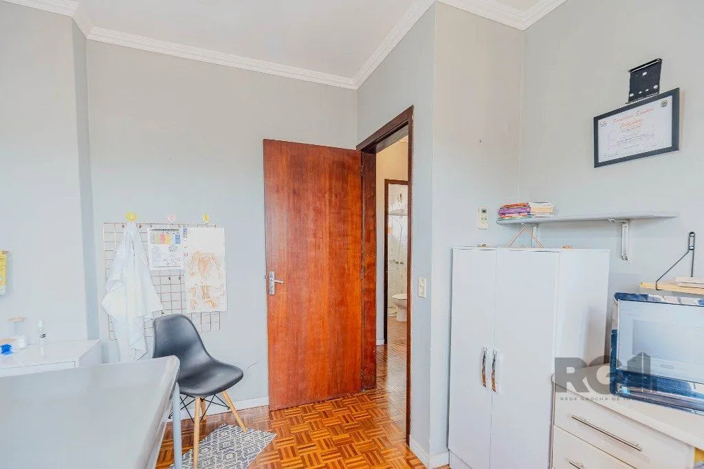 Imagem Casa com 234m², 3 dormitórios, 3 vagas no bairro Partenon