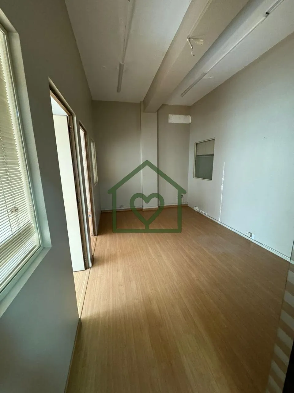 Imagem Conjunto de salas completas em andar inteiro, com recepção, copa, cozinha, depósito e banheiros. ...