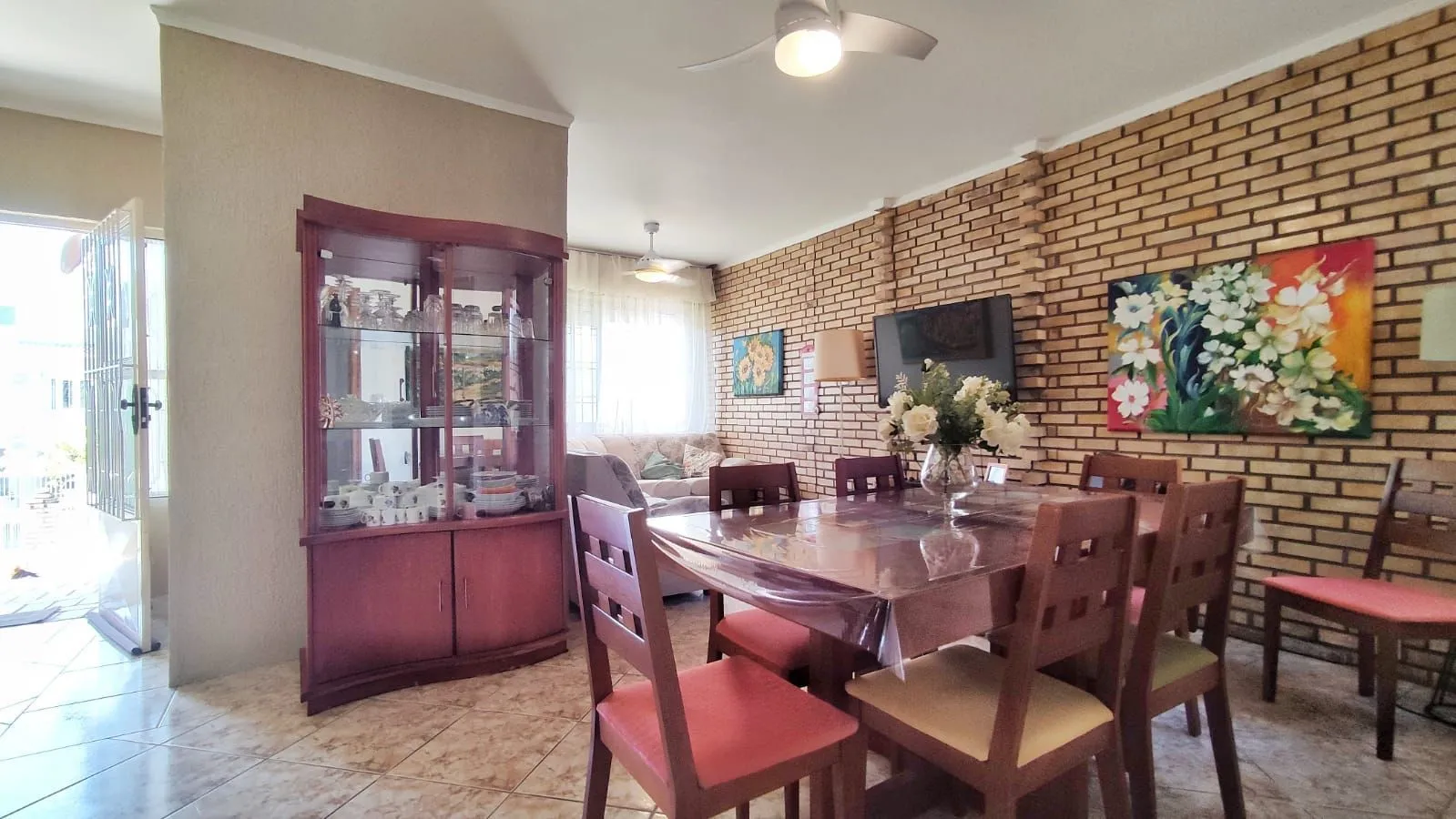 Imagem Casa com 4 Quartos e 2 banheiros e 2 Suites à Venda, 153 m² por R$ 990.000