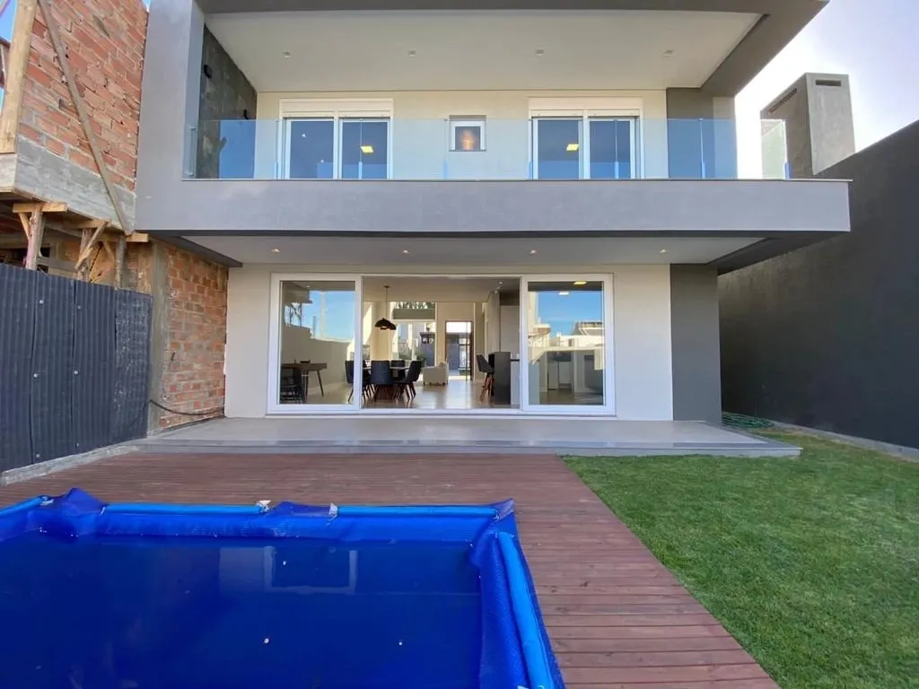 Imagem Sobrado novo mobiliado com piscina aquecida