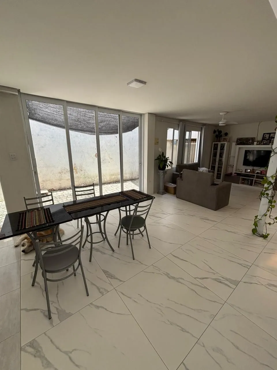 Imagem Casa com 177m², localizado no bairro Azenha em Porto Alegre/RS.