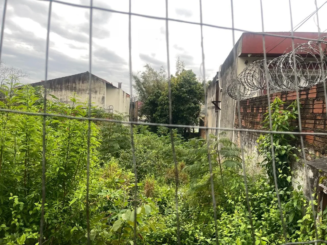 Imagem Terreno plano bairro Nonoai, Zona Sul de Porto Alegre, com 400m² de área total.