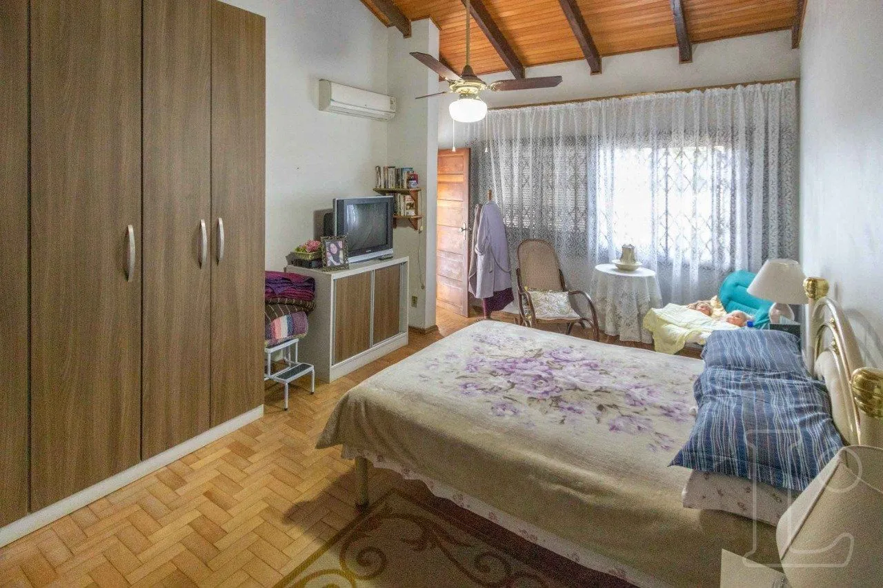 Imagem Sobrado para Venda - 241m², 4 dormitórios, sendo 1 suites, 1 vaga - Camaquã