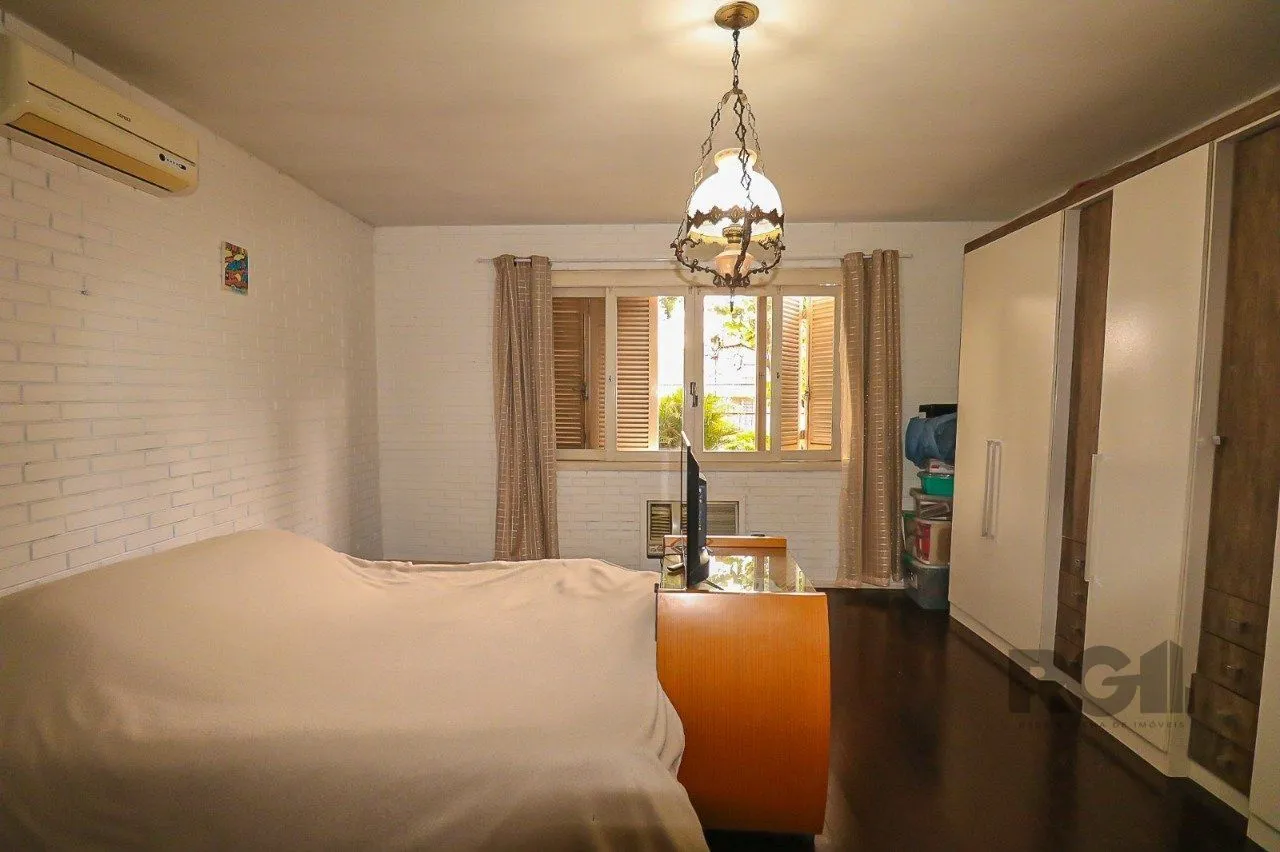 Imagem Casa com 2 quartos, vaga de garagem, churrasqueira, com 200m² privativos no centro de Esteio/RS