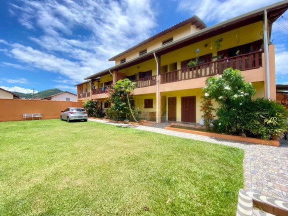 Imagem Oportunidade Única para Seu Negócio: 7 Apartamentos Comerciais com 16 Quartos, 7 Salas, e Piscina!