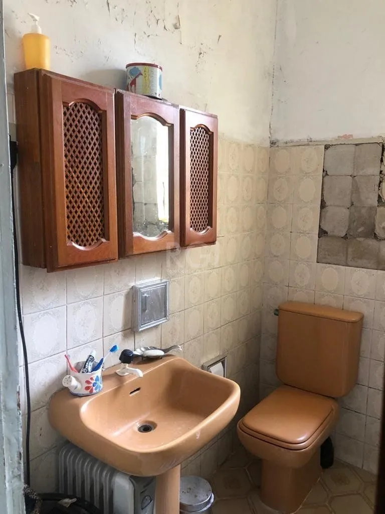 Imagem Casa/terreno medindo 200m² de privativo, 550m² totais no bairro Partenon, 9 vag
