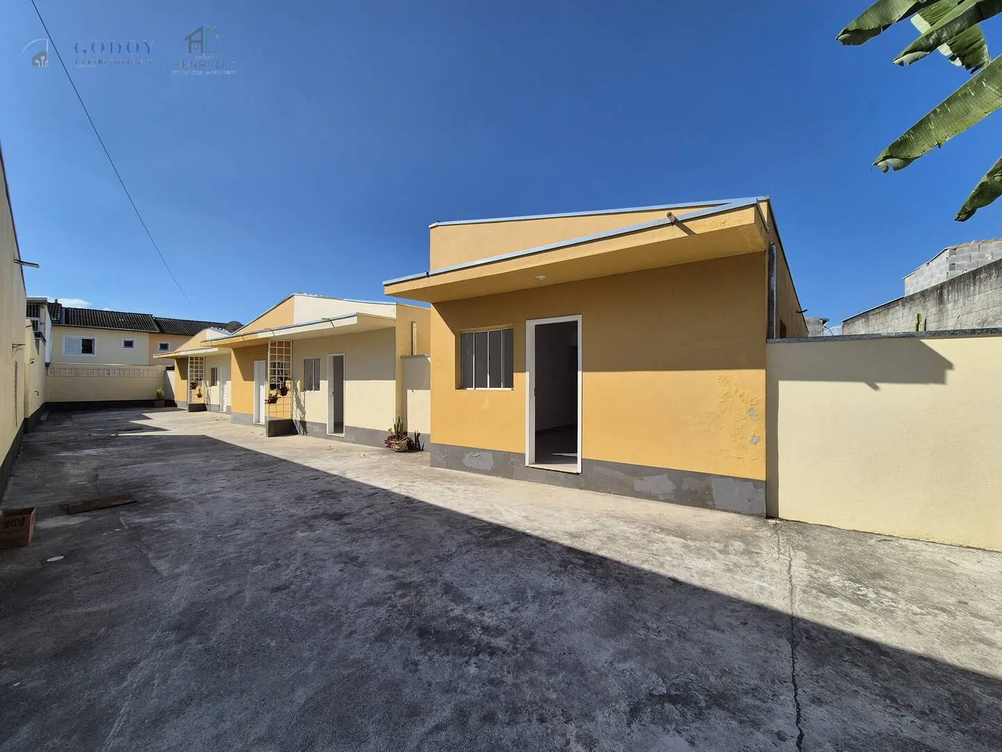 Imagem Casa em Condomínio Fechado com Suíte, Quintal e Garagem Coberta