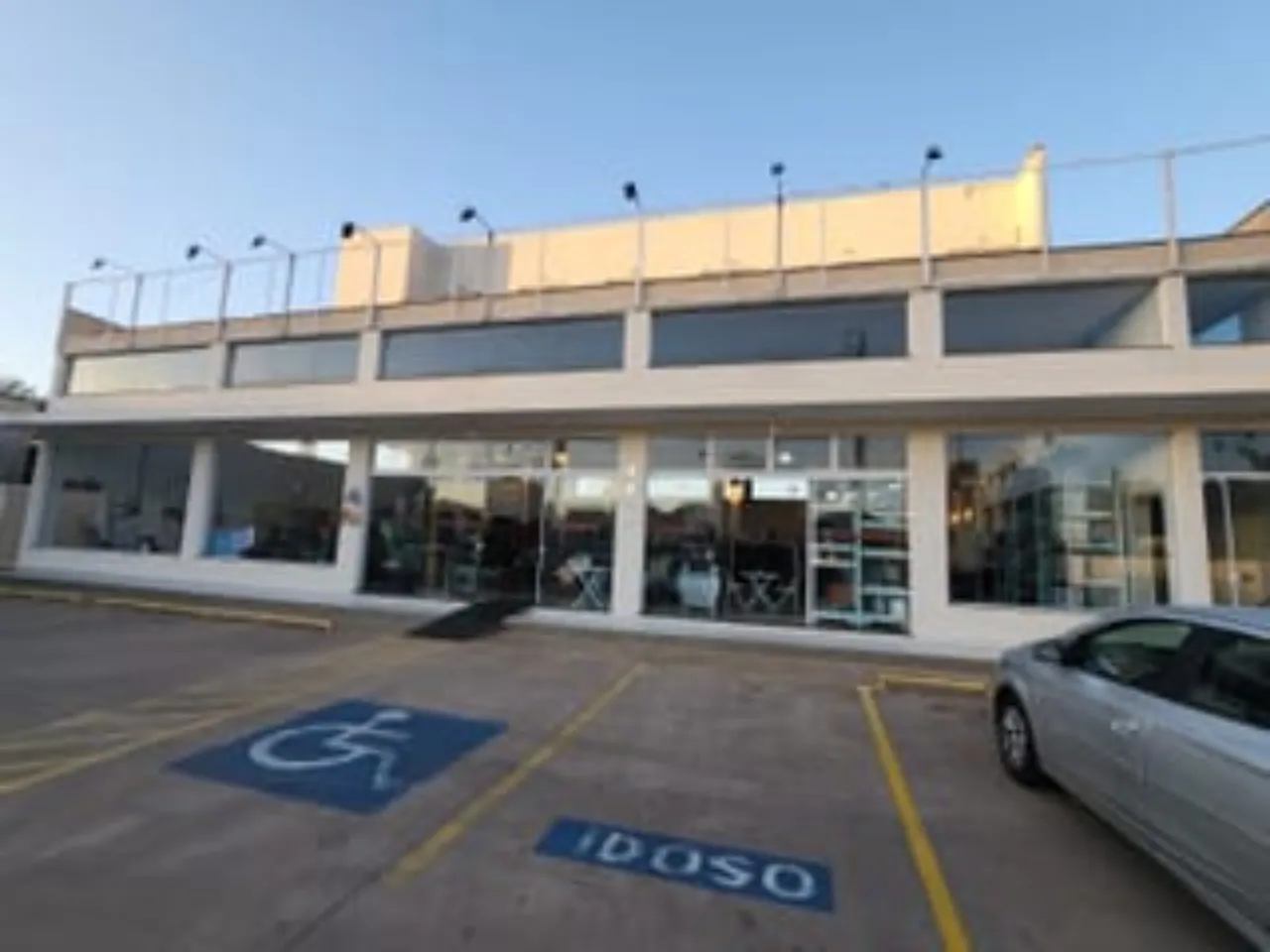 Imagem Galpão Comercial de Alto Padrão na Vila Nova Sorocaba: 5 Salas, 5 Banheiros, 10 Vagas de Garagem, 1.327m². Venda ou Locação!