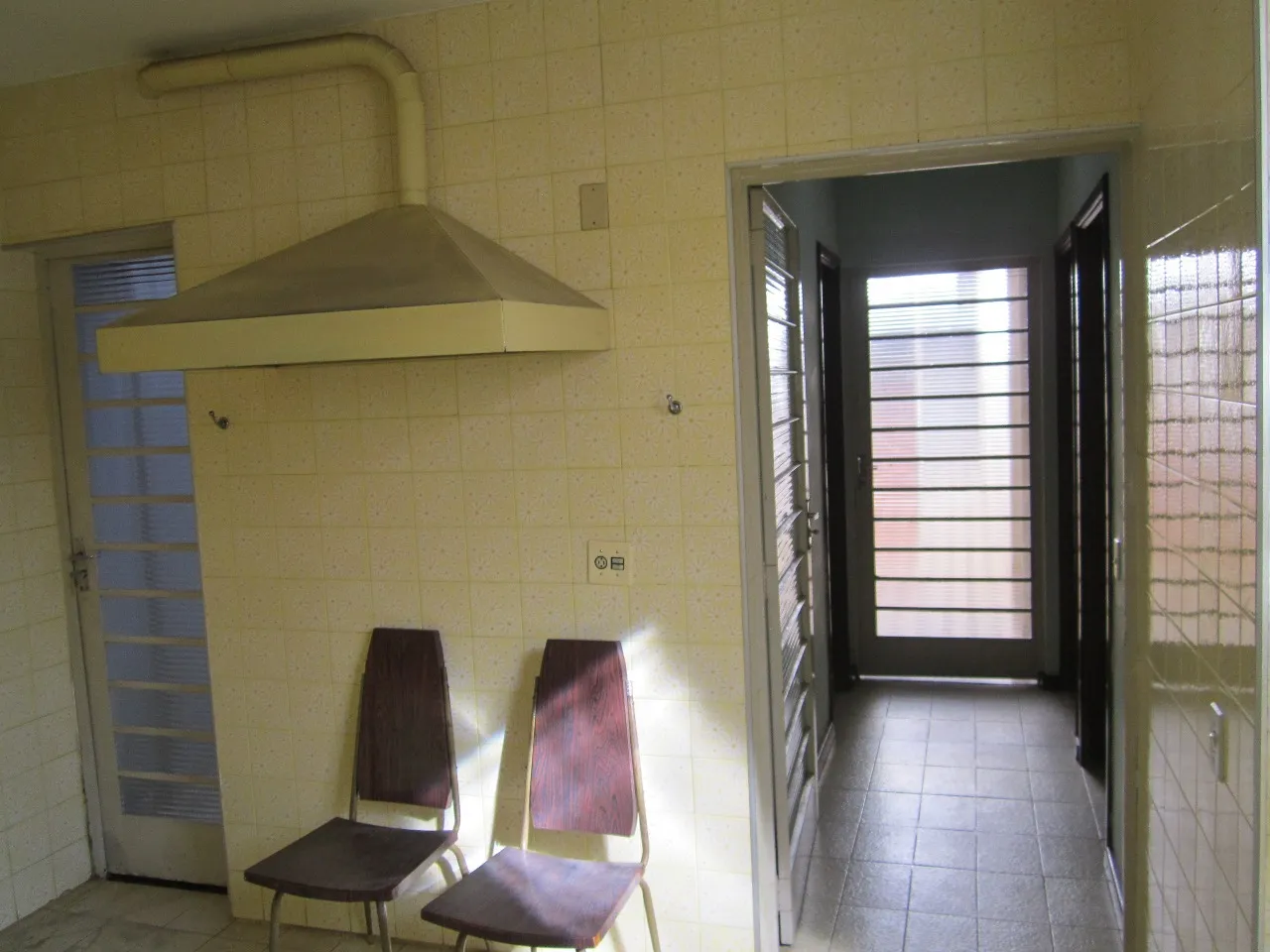 Imagem Casa comercial de luxo para locação na Vila Augusta, Sorocaba-SP: 6 quartos, 4 suítes, 2 salas, 5 banheiros, 2 vagas de garagem.