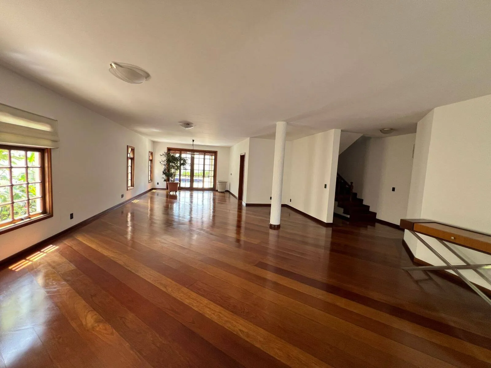 Imagem Casa Exclusiva em Tamboré, Santana de Parnaíba - Rodeada de Verde