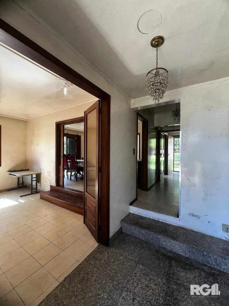 Imagem Casa com 351,60m2 de área construída em propriedade de 743m2 no Bairro Jardim Carvalho.