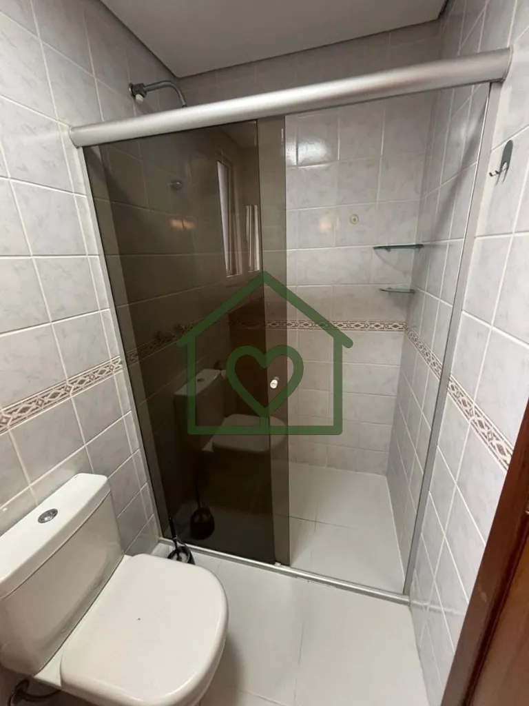 Imagem Vendo Apartamento reformado e semi mobiliado com três dormitórios, sendo um suíte, 800 metros do ...
