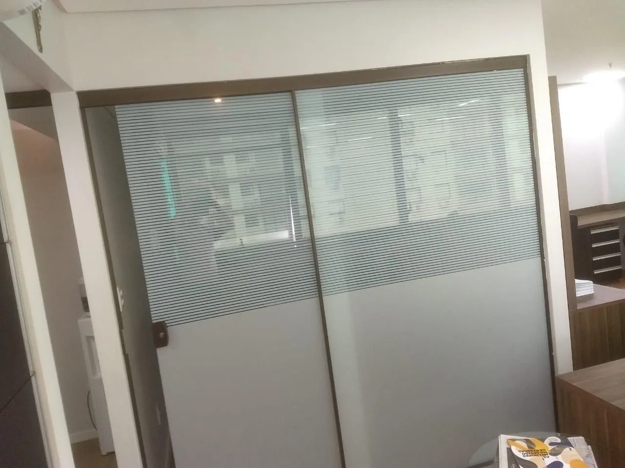 Imagem Sala de alto padrão, 52 m², vaga de garagem, Bairro Passo da Areia, mobiliada