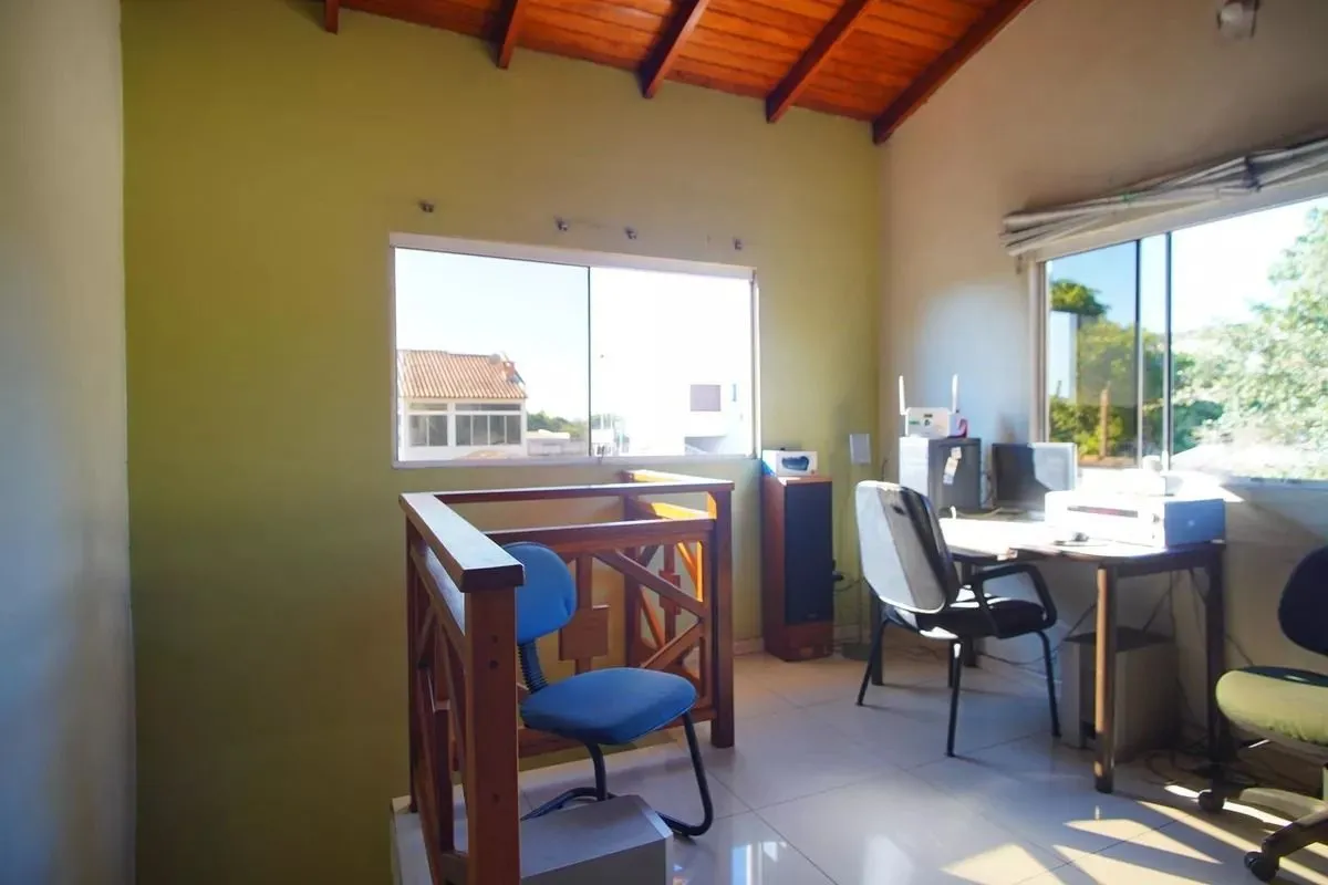 Imagem Casa Térrea com 5 dormitórios, Amplo Terreno de 300m² - Bairro Santa Rosa
