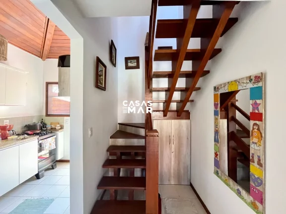 Imagem Excelente Casa em Condomínio, a poucos pasos da praia, Búzios-RJ: 4 Quartos, 3 Suítes, 2 Vagas de Garagem