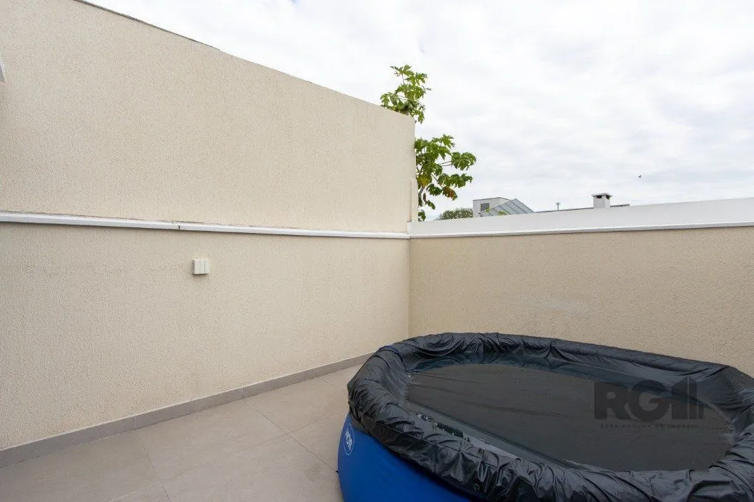 Imagem Sobrado com dois andares e área de terraço,