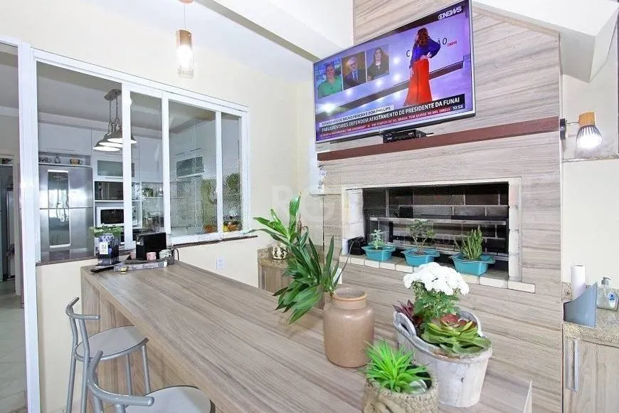 Imagem EXCELENTE CASA COM 4 DORMITÓRIOS, 6 VAGAS DE GARAGEM E VISTA PANORÂMICA.