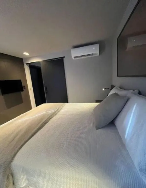 Imagem Flat reformado e mobiliado com 35m² em Manaíra. Condomínio com piscina, lazer completo e segurança, a poucos minutos da praia.