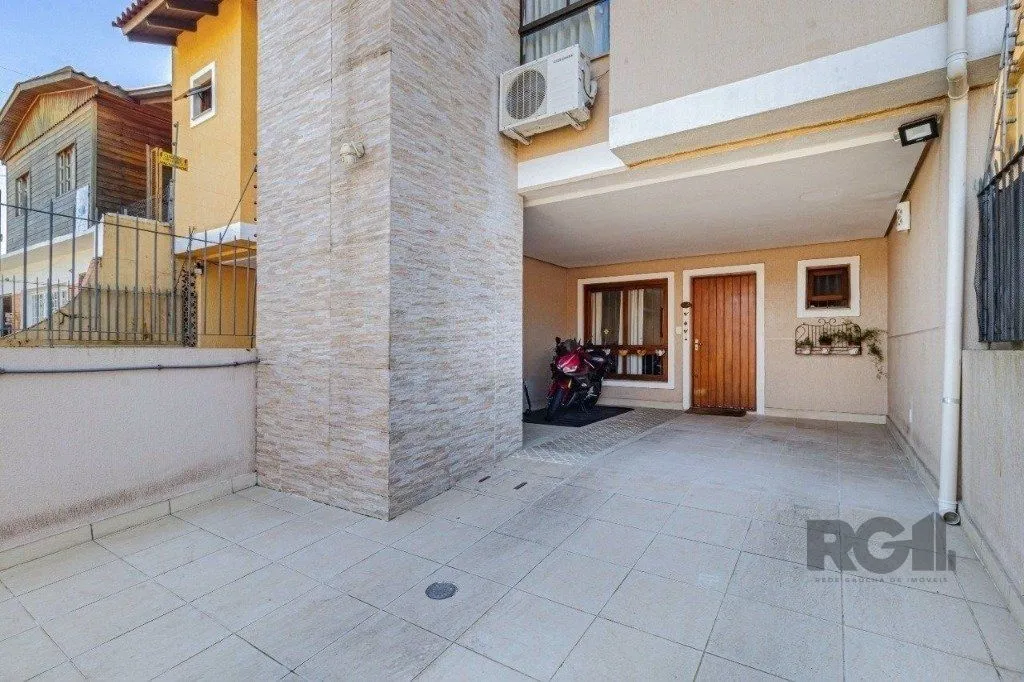 Imagem Casa de 3 dormitórios no bairro Cavalhada