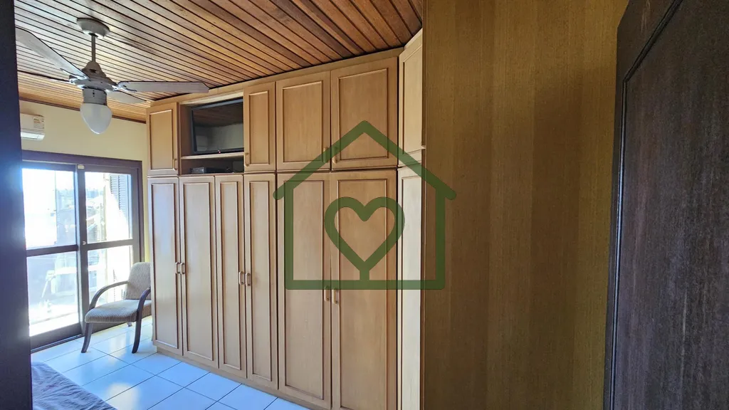 Imagem Casa no Bairro Santo Antônio com 167 m², 4 Dormitórios e 2 Suítes em Rua Tranquila 
Localizada n...