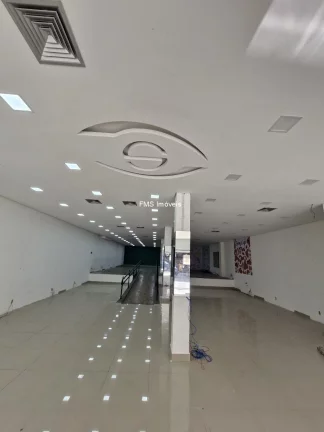 Imagem Loja comercial ampla em Pinheiros, São Paulo-SP: 6 banheiros, 15 vagas, 974m² de área! Venha conferir!