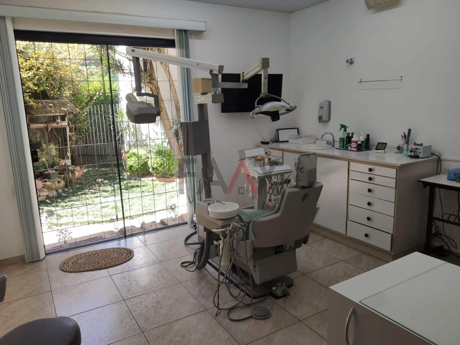 Imagem Casa à venda com ótimo terreno de 2.500m próximo ao Parque Trianon