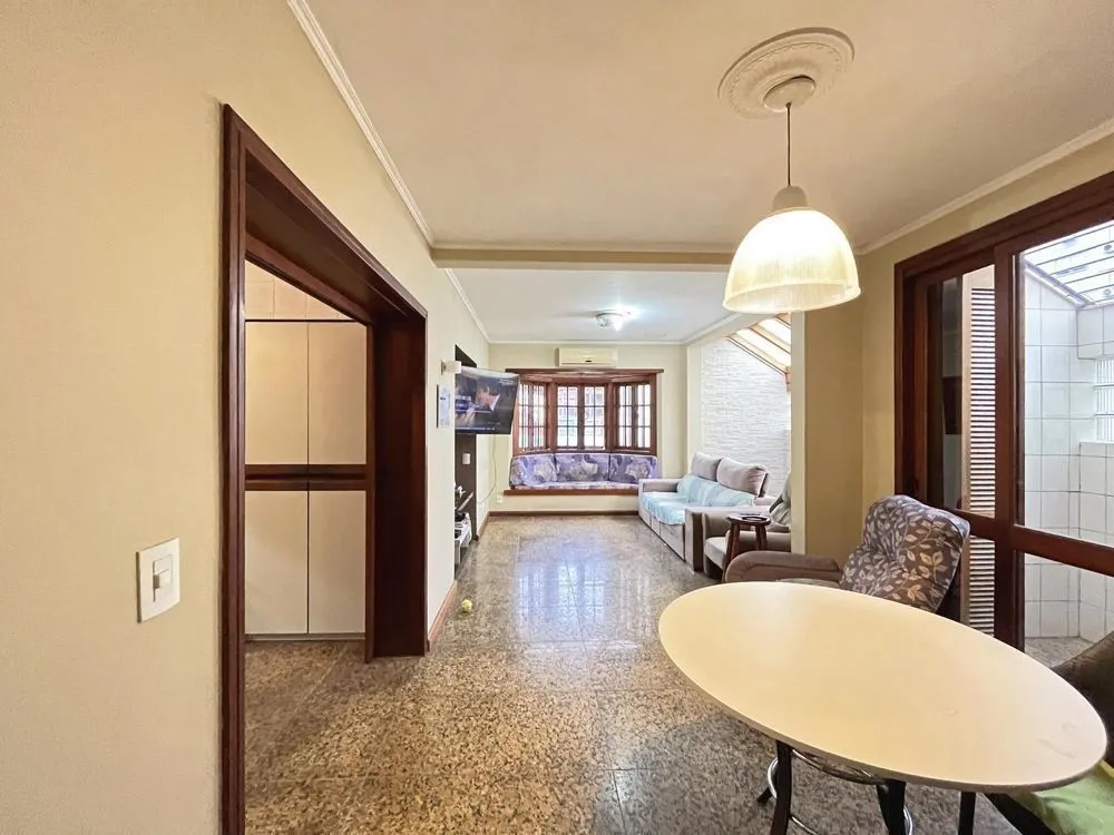 Imagem Casa ampla com piscina, adega, quiosque com churrasqueira e casa nos fundos (edícula).