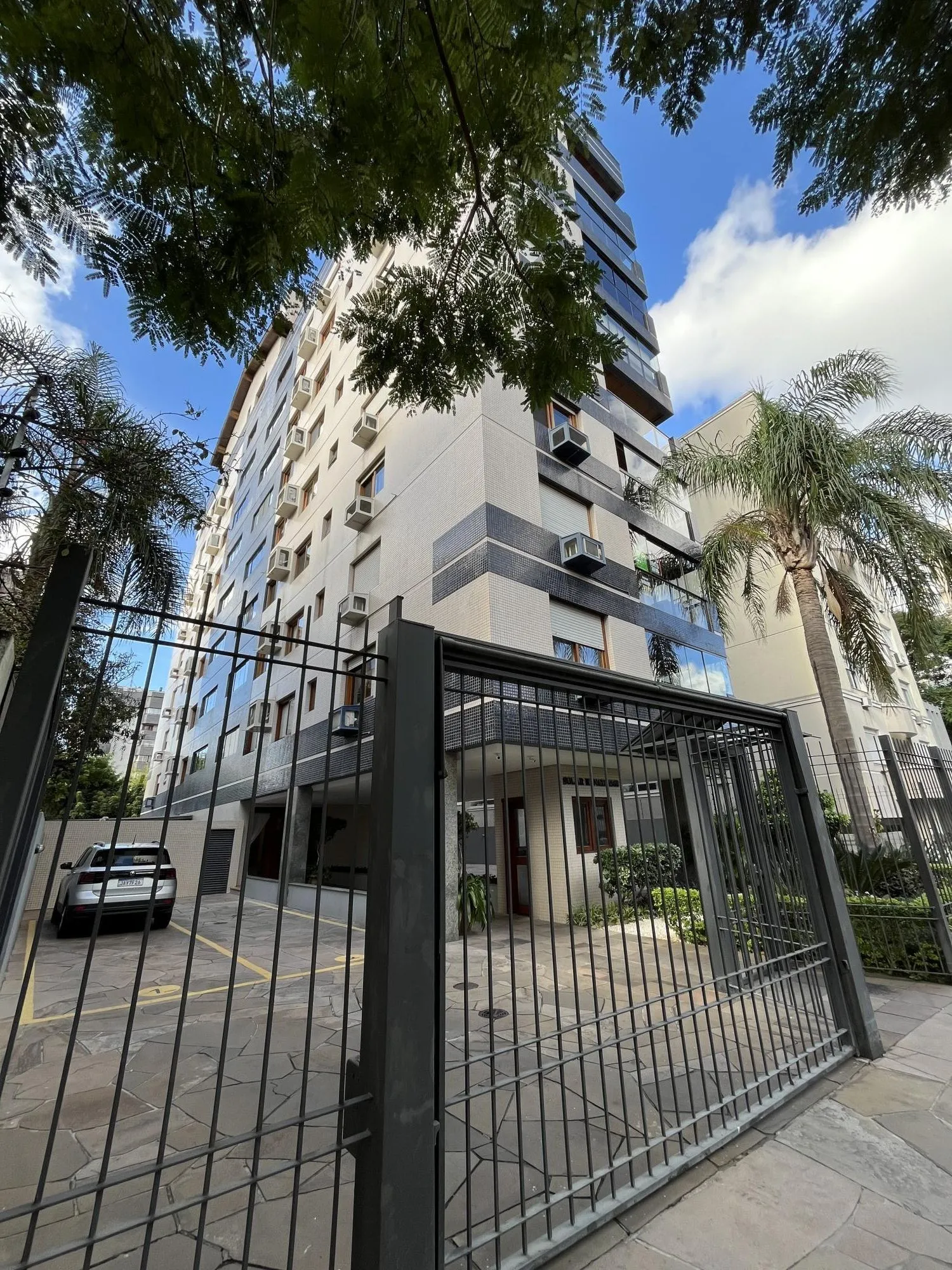 Imagem Apartamento de 3 quartos, suíte e 2 vagas de garagem no bairro Santana em POA