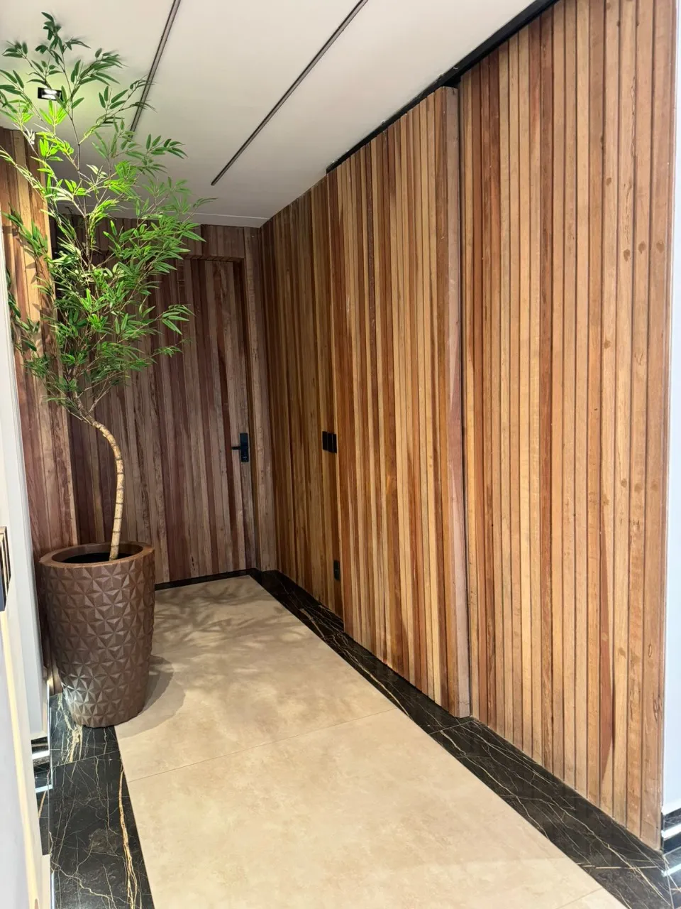 Imagem Luxuosa casa de 5 suítes em Alphaville Nova Esplanada, Votorantim-SP: 3 salas, 6 banheiros, 4 vagas, 460m². Venha conferir!