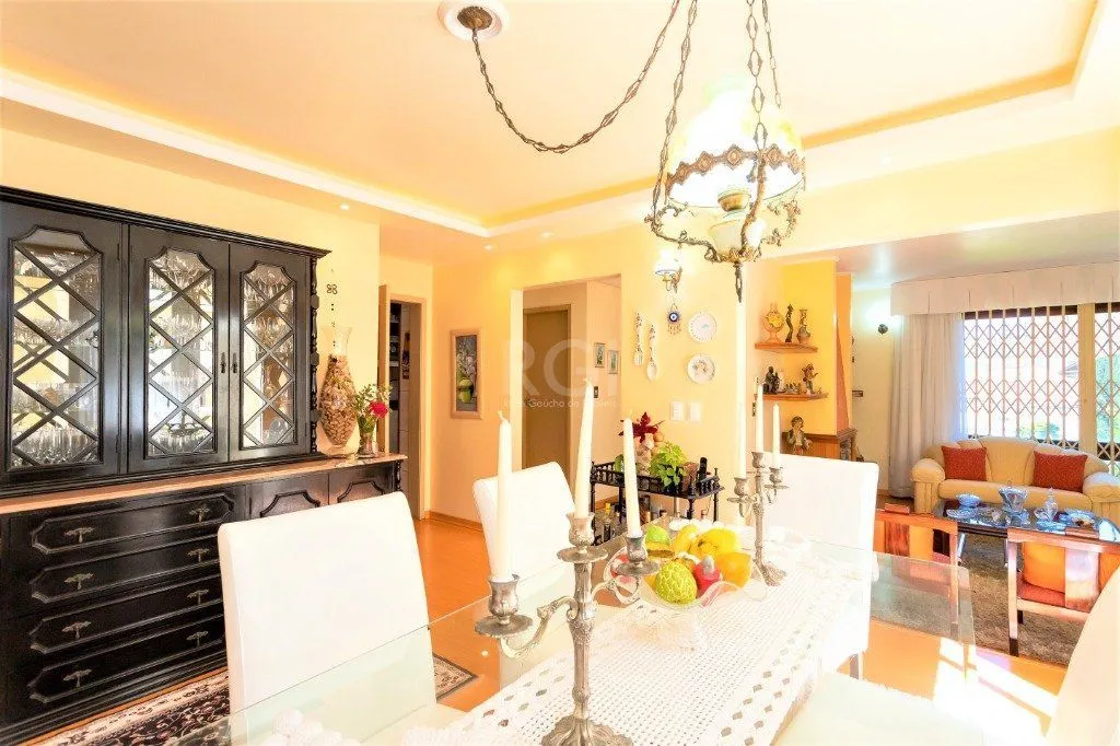 Imagem Casa para Venda - 228m², 4 dormitórios, sendo 1 suites, 5 vagas - Teresópolis