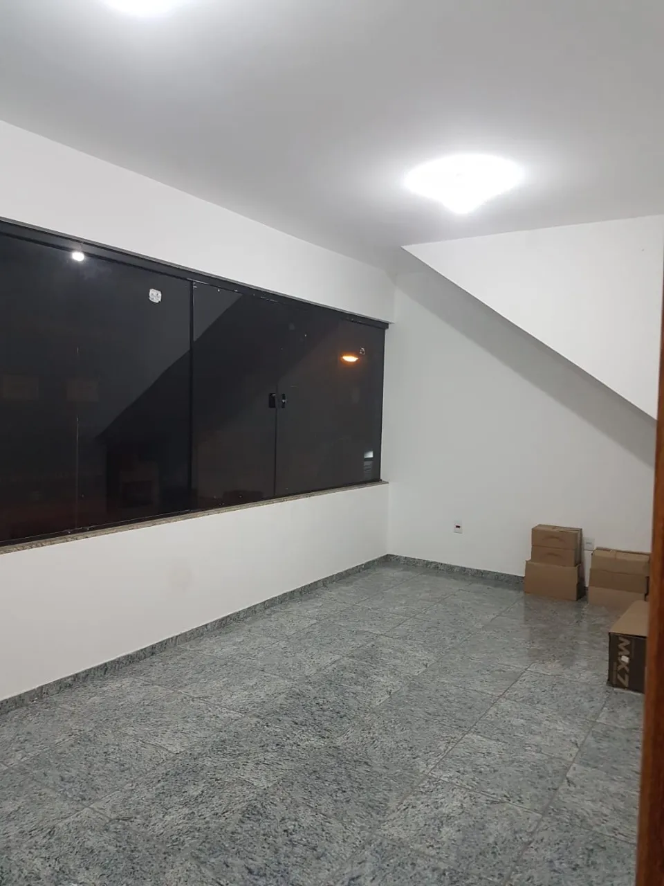 Imagem Salão Comercial de Alto Padrão para Locação em Sorocaba-SP, no Jardim Wanel Ville IV: 1 Sala, 2 Banheiros, 135m² de Área