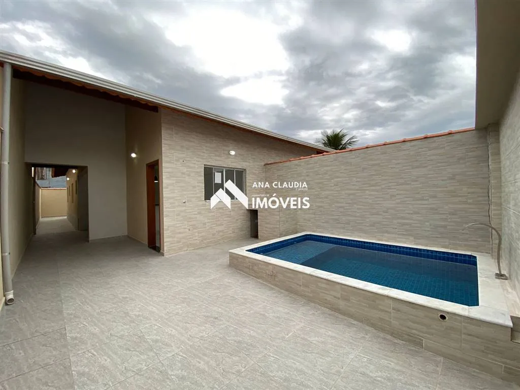 Imagem Casa nova com piscina a venda em Mongaguá a 450 metros da praia, lado serra