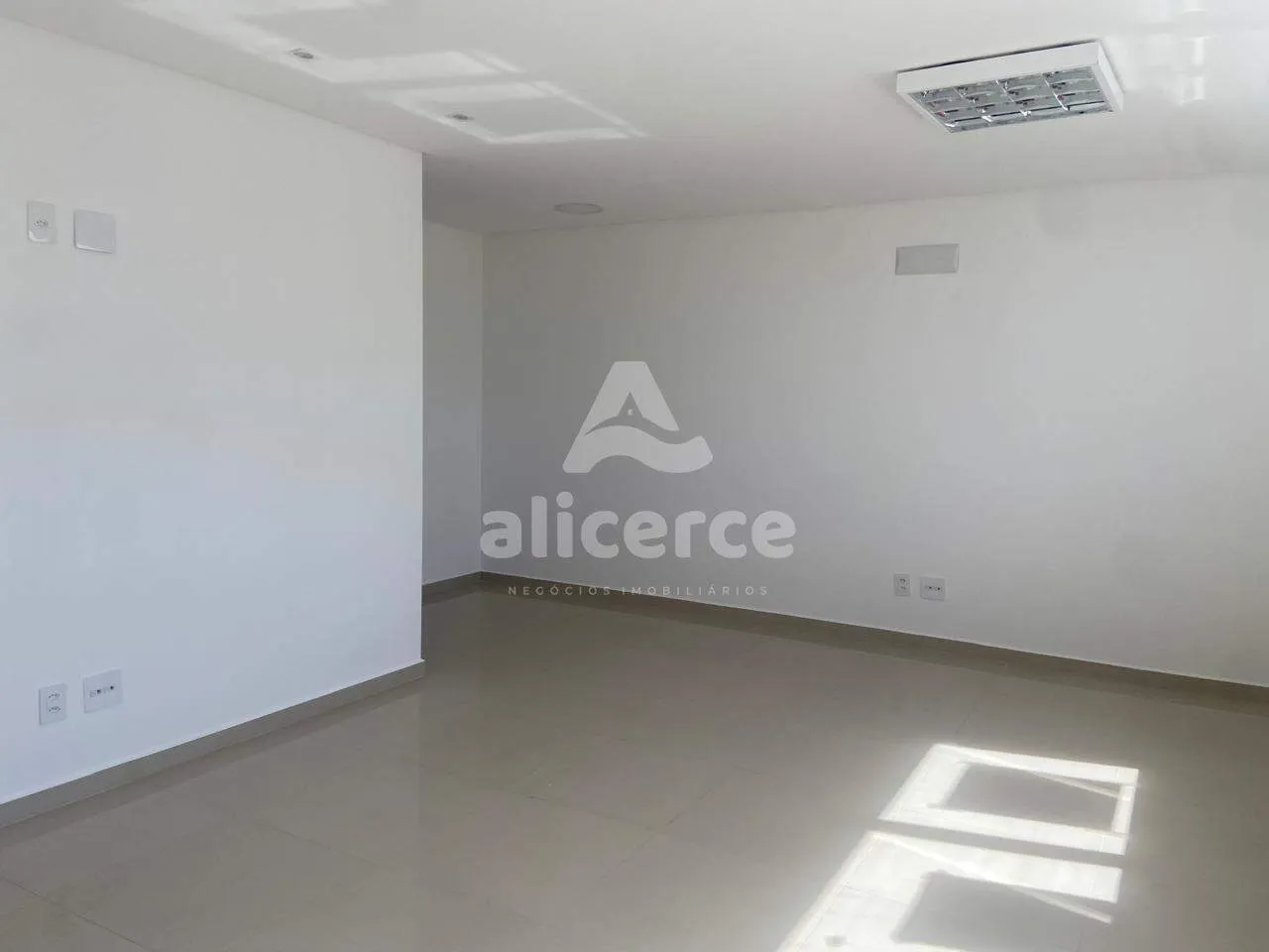 Imagem Sala Comercial para Aluguel em Florianópolis - Estreito/ Beira Mar Continental