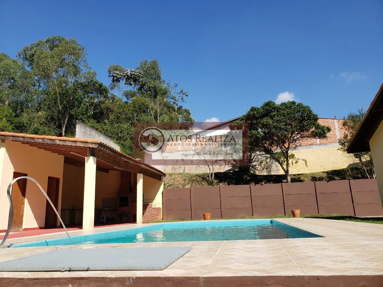 Imagem Casa térrea em Fazenda da Ilha com 4 dormitórios e 3 suítes por R$800k para venda e R$3.5k para locação - 340m² de área útil