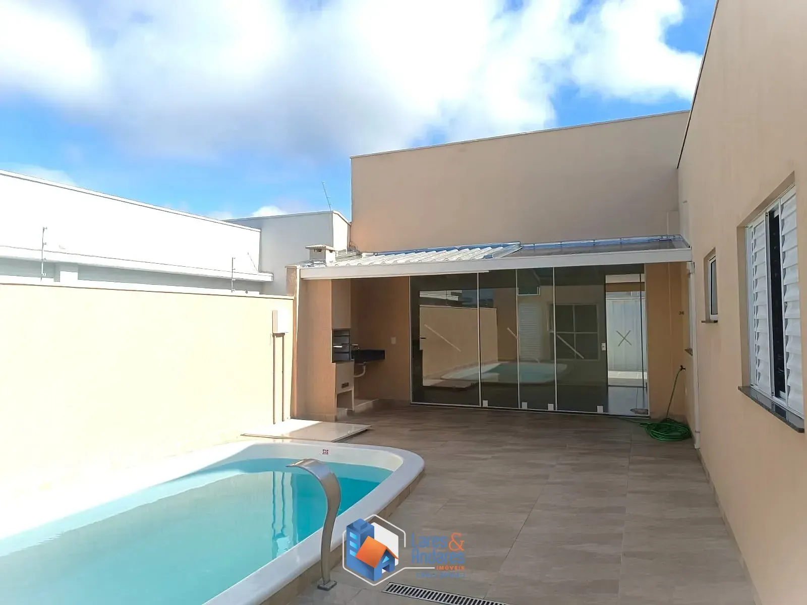 Imagem CASA À VENDA, COM 190M² 3 DORMS (1 SUÍTE) 5 VAGAS, PISCINA, CHURRASQUEIRA - RESIDENCIAL CALIFÓRNIA GARDEN, SÃO SEBASTIÃO DO PARAÍSO, MG