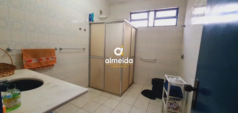 CASA 5 DORMITÓRIOS COM ÓTIMA LOCALIZAÇÃO