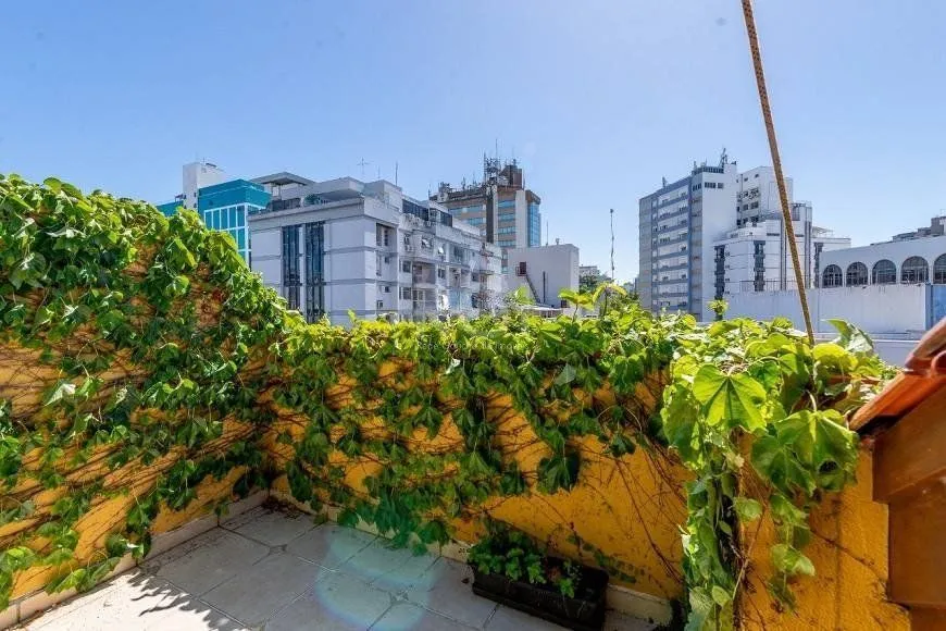 Imagem Apartamento 94m² - semi mobiliado, 2 dormitórios, 1 suíte, terraço e 2 vagas de garagem no Moinhos de Vento