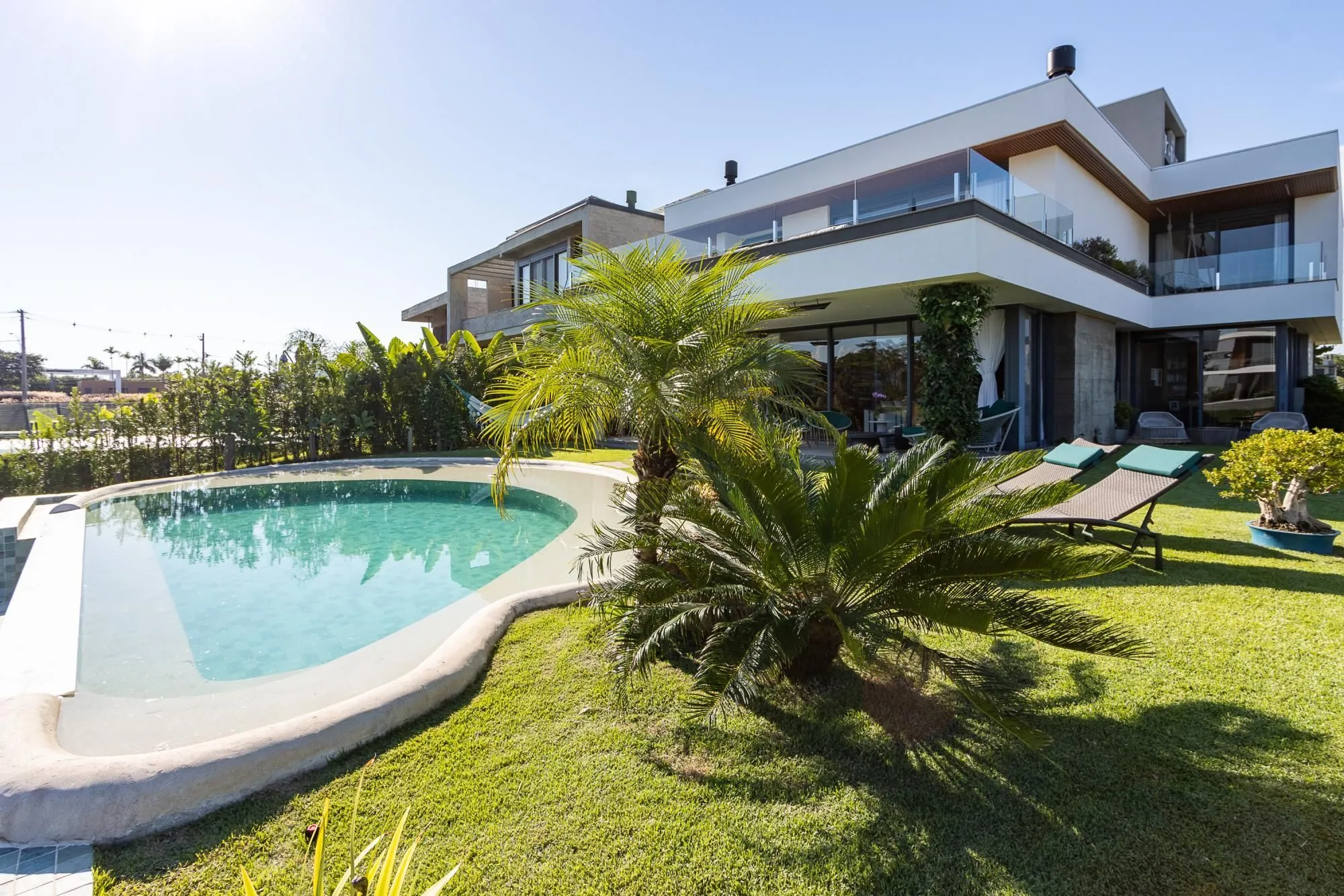 Imagem Casa em Condominio com 348m, 3 suites, 4 vagas de garagem em lote Molhado no Condominio Peninsula Ponta da Figueira.
