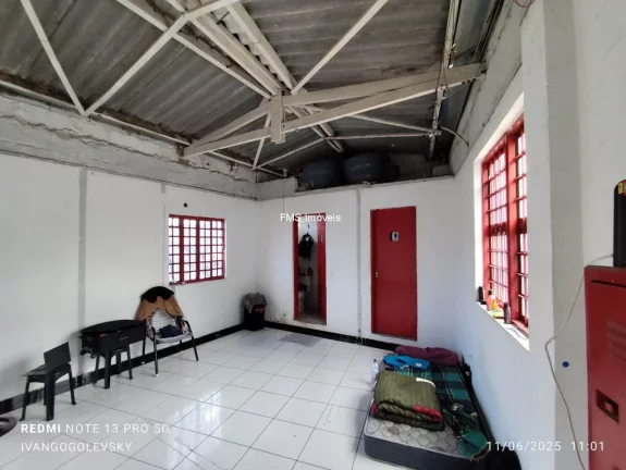 Imagem Galpão comercial de alto padrão para locação na Barra Funda, São Paulo-SP: 2 banheiros, 4 vagas e 279m² de área.